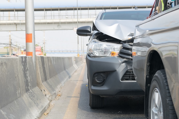 Accidente automovilístico de un accidente automovilístico en la carretera en un seguro de espera de recogida en el automóvil de la ciudad