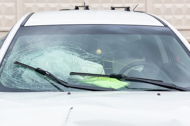 Accidente automovilístico en la calle, automóviles dañados después de una colisión en la ciudad