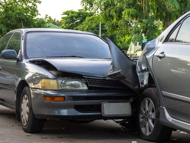 Accidente automovilístico en la calle con automóviles destrozados y dañados.