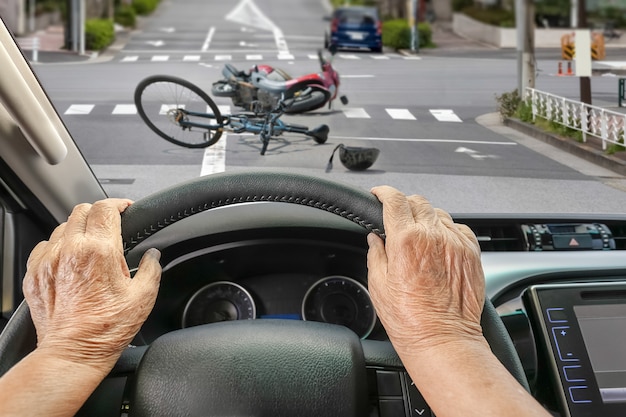 Accidente automovilístico con conductor de la tercera edad en la ciudad