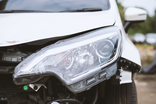 Accidente automovilístico dañado en la carretera