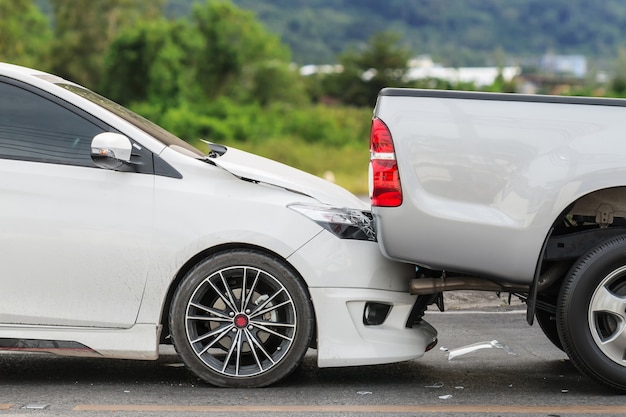 Accidente automovilístico con dos automóviles en la calle