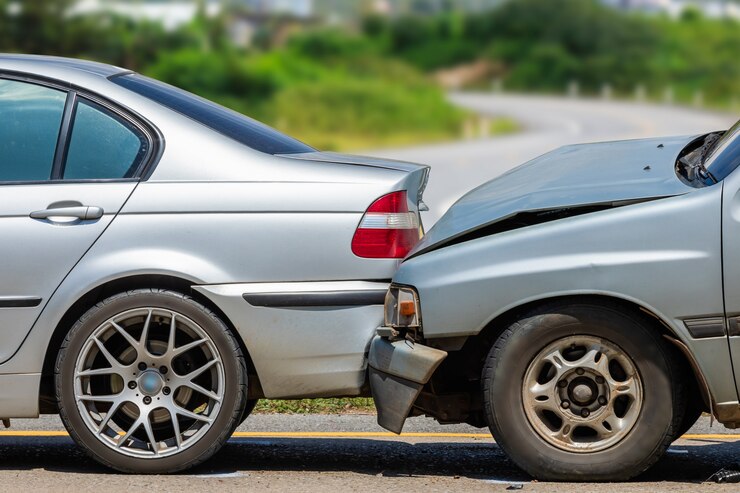 Accidente automovilístico con dos automóviles en la carretera