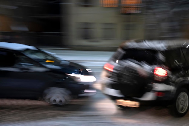 Accidente automovilístico Dos autos chocaron en la carretera de la ciudad Desenfoque de movimiento intencional Imagen desenfocada