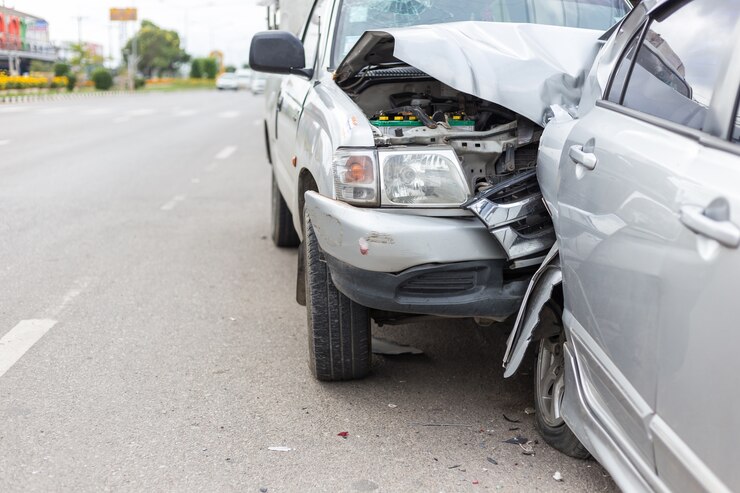 Accidente automovilístico moderno que implica dos coches en el camino en Tailandia