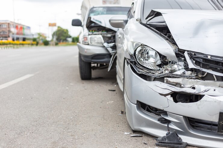 Accidente automovilístico moderno que implica dos coches en el camino en Tailandia
