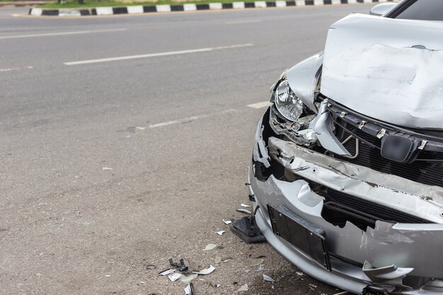 Accidente automovilístico moderno que implica dos coches en el camino en Tailandia