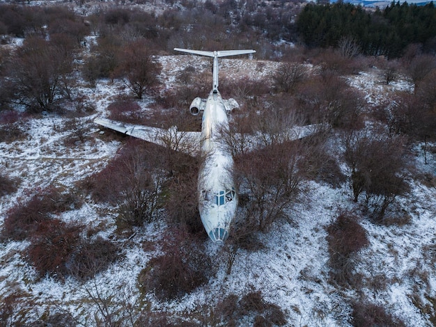 Accidente de avión de pasajeros abandonado en el bosque en invierno