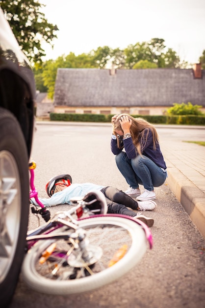 Accidente Chica en la bicicleta es atropellada por el coche