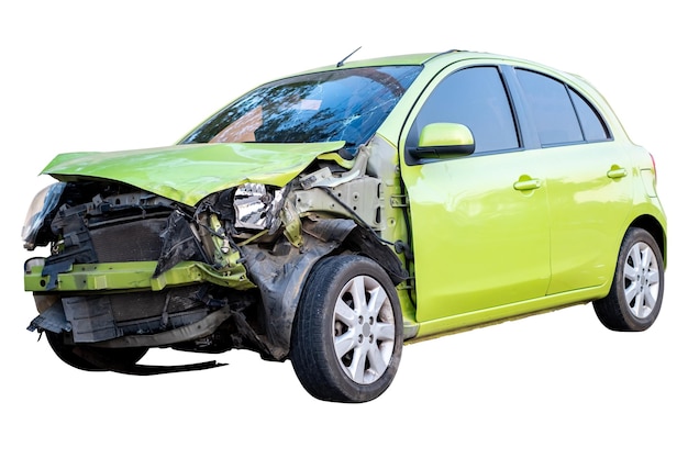 Accidente de coche El frente y el lado del coche ecológico verde moderno se dañan por accidente en la carretera Los coches dañados después de la colisión aislados en fondo blanco con camino de recorte incluyen