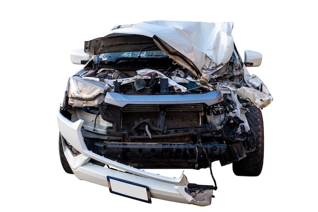 Foto accidente de coche vista frontal de una camioneta blanca dañada por un accidente en la carretera coches dañados después de la colisión aislados en fondo blanco con camino de recorte