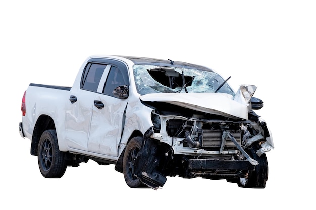 Foto accidente de coche vista frontal y lateral de una camioneta blanca dañada por un accidente en la carretera coches dañados después de la colisión aislados en fondo blanco con camino de recorte