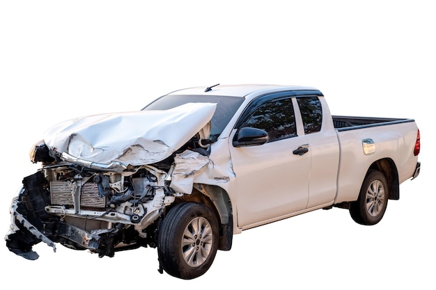 Foto accidente de coche vista frontal y lateral de una camioneta blanca dañada por un accidente en la carretera coches dañados después de la colisión aislados en fondo blanco con camino de recorte