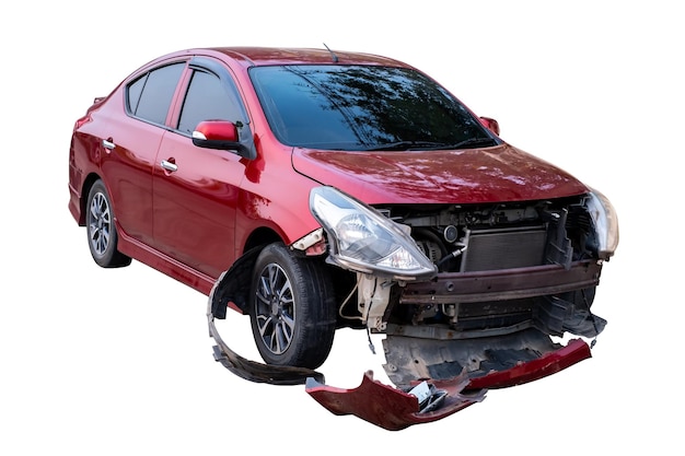 Accidente de coche Vista frontal y lateral de la carrocería completa de un coche rojo dañado por accidente en la carretera Coches dañados después de la colisión Aislado en fondo blanco con camino de recorte Accidente de automóvil roto