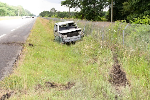 Accidente - Coche en una zanja en la hierba