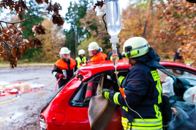 Accidente - Cuerpo de bomberos rescata a la víctima de un accidente automovilístico