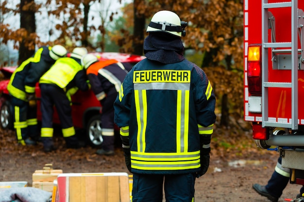 Accidente, cuerpo de bomberos rescata víctima de un automóvil