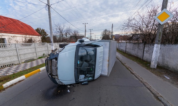 Accidente por exceso de velocidad. Un camión volcado yace en medio de la calle.