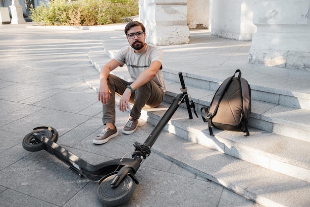 Accidente de joven con un scooter eléctrico en la calle