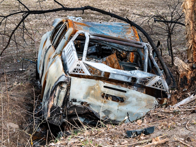 Accidente de tráfico de un coche con fuego