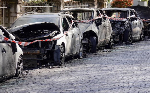 Accidentes automovilísticos quemados en calle residencial después del vandalismo en Alemania