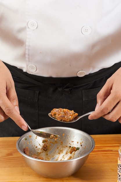 Acción del chef en la cocina