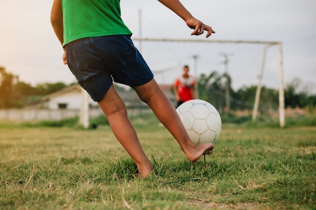 acción deportiva al aire libre de un grupo de niños divirtiéndose jugando fútbol soccer para hacer ejercicio