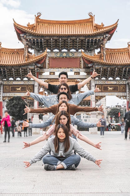 Foto acción de disparo de grupo de la amistad asiática sobre la plaza kunming jinbi kunming china