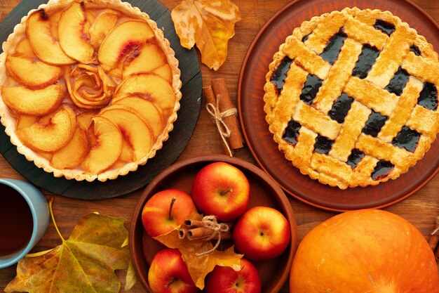 Acción de Gracias baya y manzana varios pasteles sobre superficie de madera