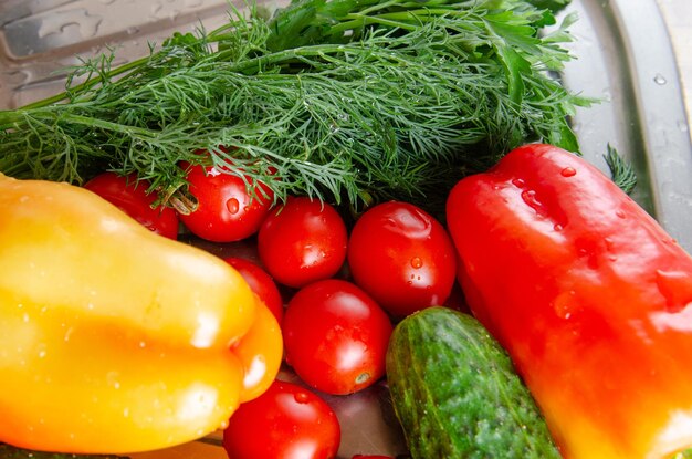 Acción de preparar verduras para cocinar para el almuerzo conjunto de alimentos saludables de verduras