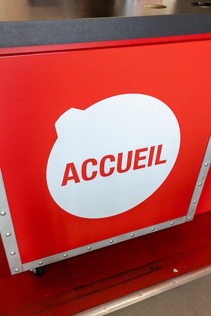 Accueil in französischer Texttafel bedeutet Willkommenseingangsschild im Supermarkt im Innenmarkt