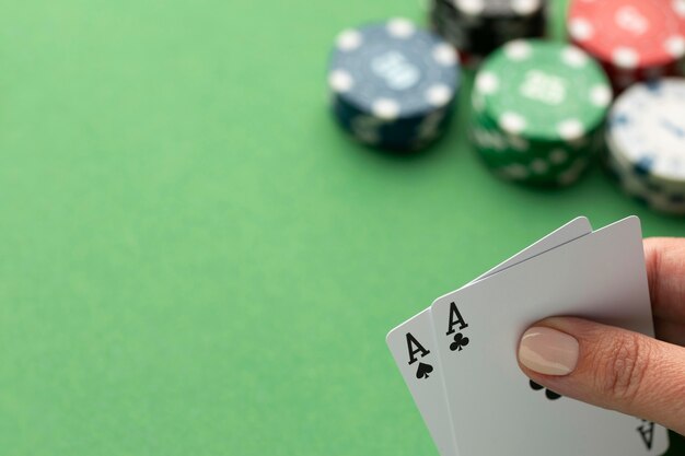 Foto ace cards com tokens de cassino em fundo verde