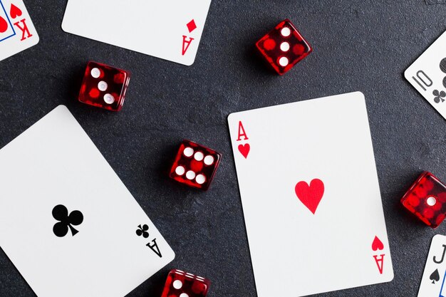 Ace jogando cartas com dados vermelhos casino apostas e conceito de jogo