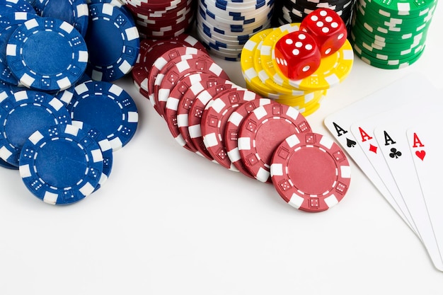 Ace jogando cartas com dados vermelhos. Conceito de apostas e jogos de cassino e fichas de pôquer.
