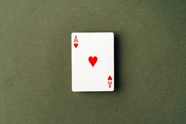 Ace-Spielkarte auf grünem Hintergrund in der Nähe