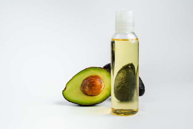 Foto aceite de aguacate para la salud de la piel aislar sobre fondo blanco aceite de aromaterapia y masaje