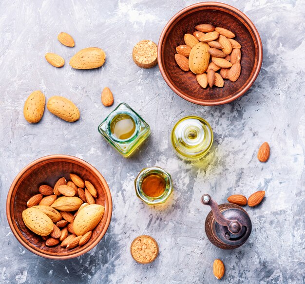 Aceite de almendras en botella y frutos secos.