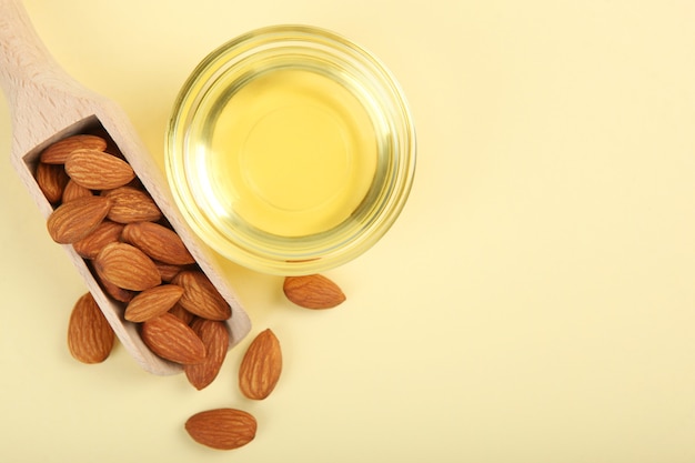 Aceite de almendras en la mesa de cerca