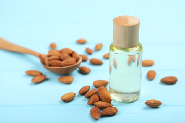 Aceite de almendras en la mesa de cerca