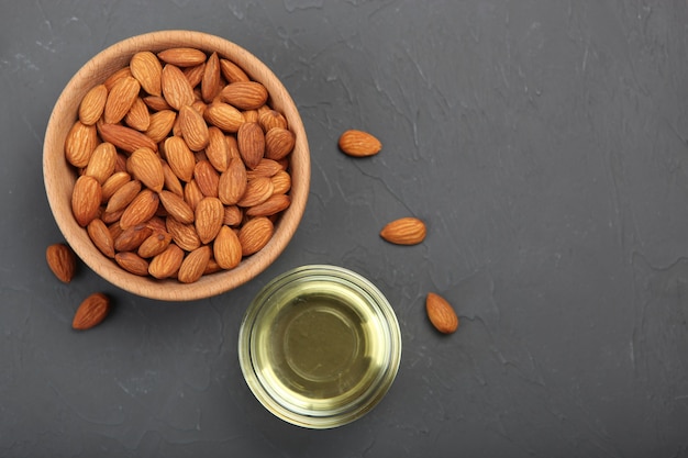 Aceite de almendras en la mesa de cerca