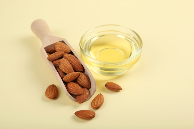 Foto aceite de almendras en la mesa de cerca