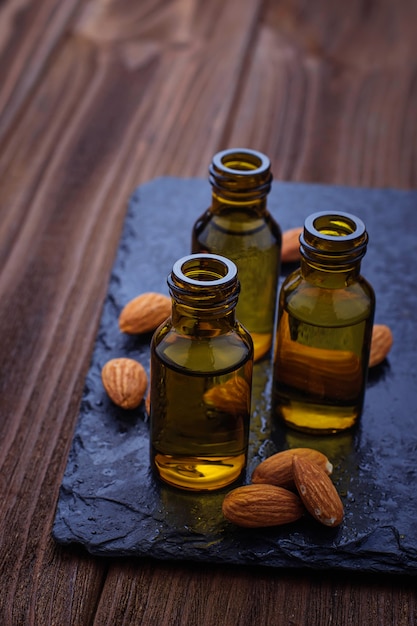 Aceite de almendras en pequeñas botellas.