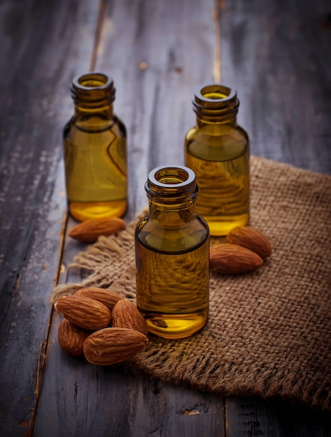 Aceite de almendras en pequeñas botellas.