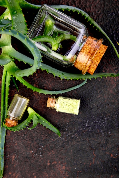 Aceite de aloe vera en botella de vidrio y toalla para spa