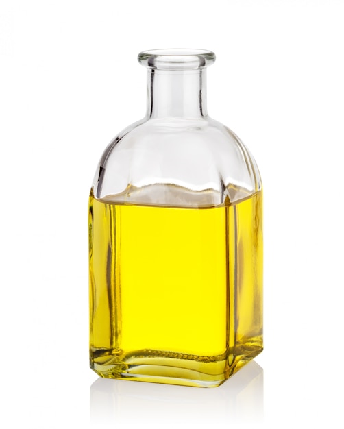 Aceite amarillo en botella de vidrio