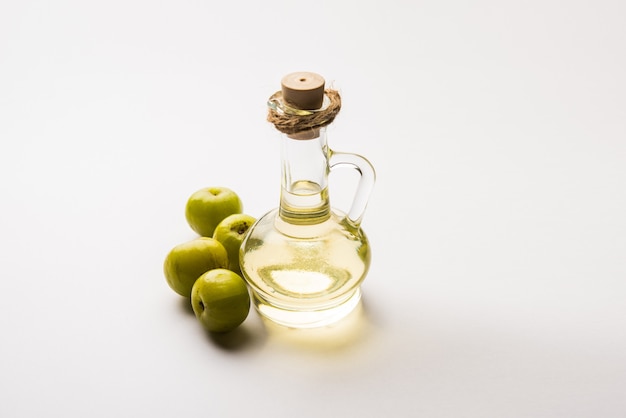 El aceite de amla es un aceite ayurvédico natural utilizado para la salud del cabello que contiene extractos de la grosella espinosa india o Phyllanthus emblica.