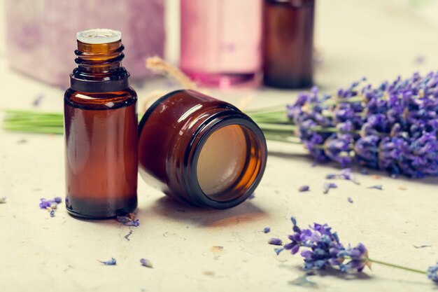 Aceite de aromaterapia y lavanda