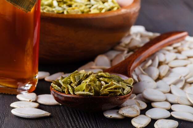 Aceite de calabaza virgen en botella pequeña sobre mesa de madera