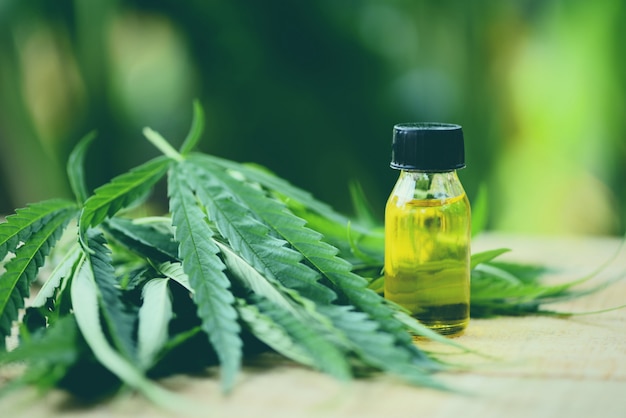 Aceite de cannabis en el fondo verde de la naturaleza