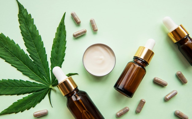 Aceite de CBD, tintura de cáñamo, producto cosmético de cannabis para el cuidado de la piel. Medicina alternativa, cannabis medicinal farmacéutico.